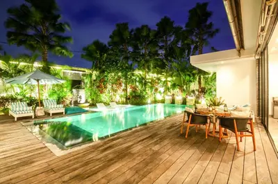 a backyard with a pool and a table and chairs at Splendid Villa 3Br 200m to the Brawah beach in Canggu